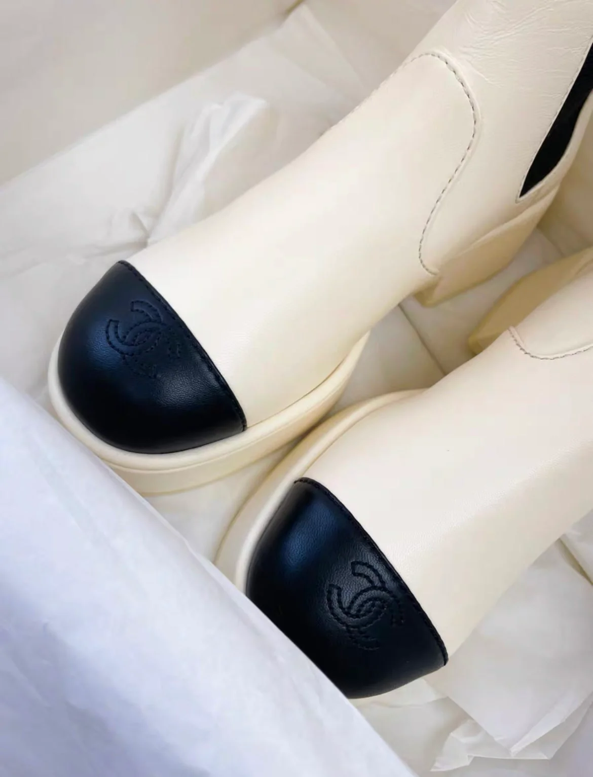 Chanel 22P black and white color short boots - Image 4