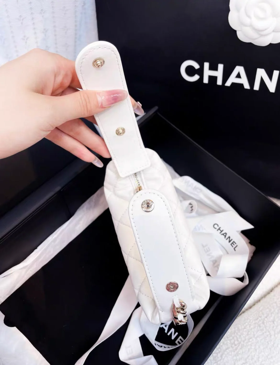 CHANEL 23C white hula hoop clutch - Image 2