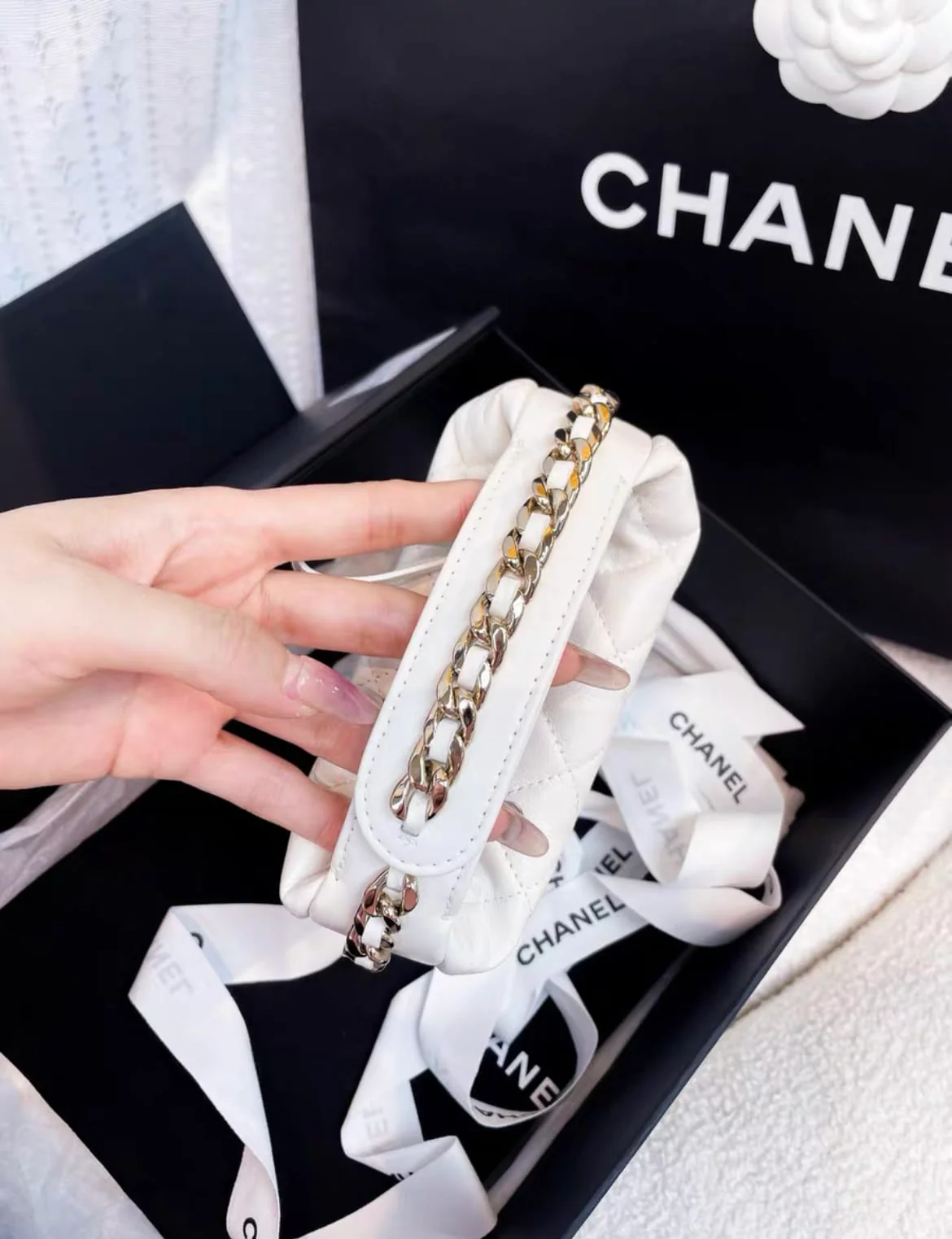 CHANEL 23C white hula hoop clutch - Image 3