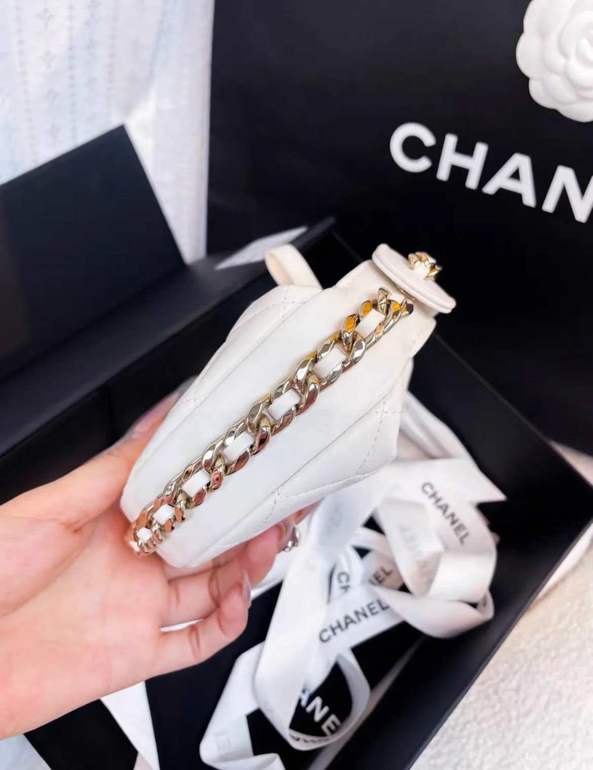 CHANEL 23C white hula hoop clutch - Image 4