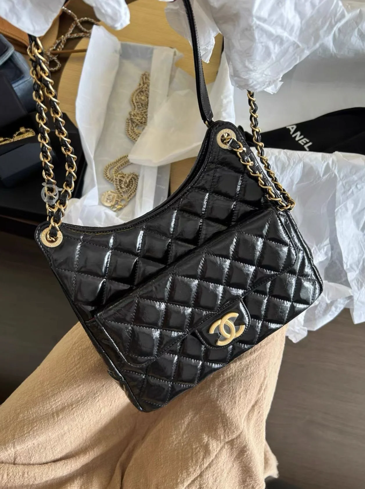 CHANEL 2023 medium CC hobo bag - Image 4