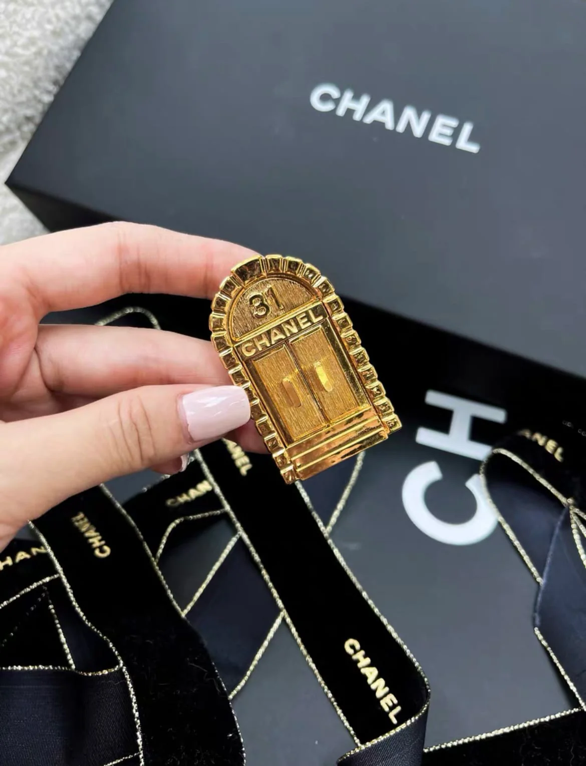 Chanel 31 rue Cambon gold house number brooch - Image 2