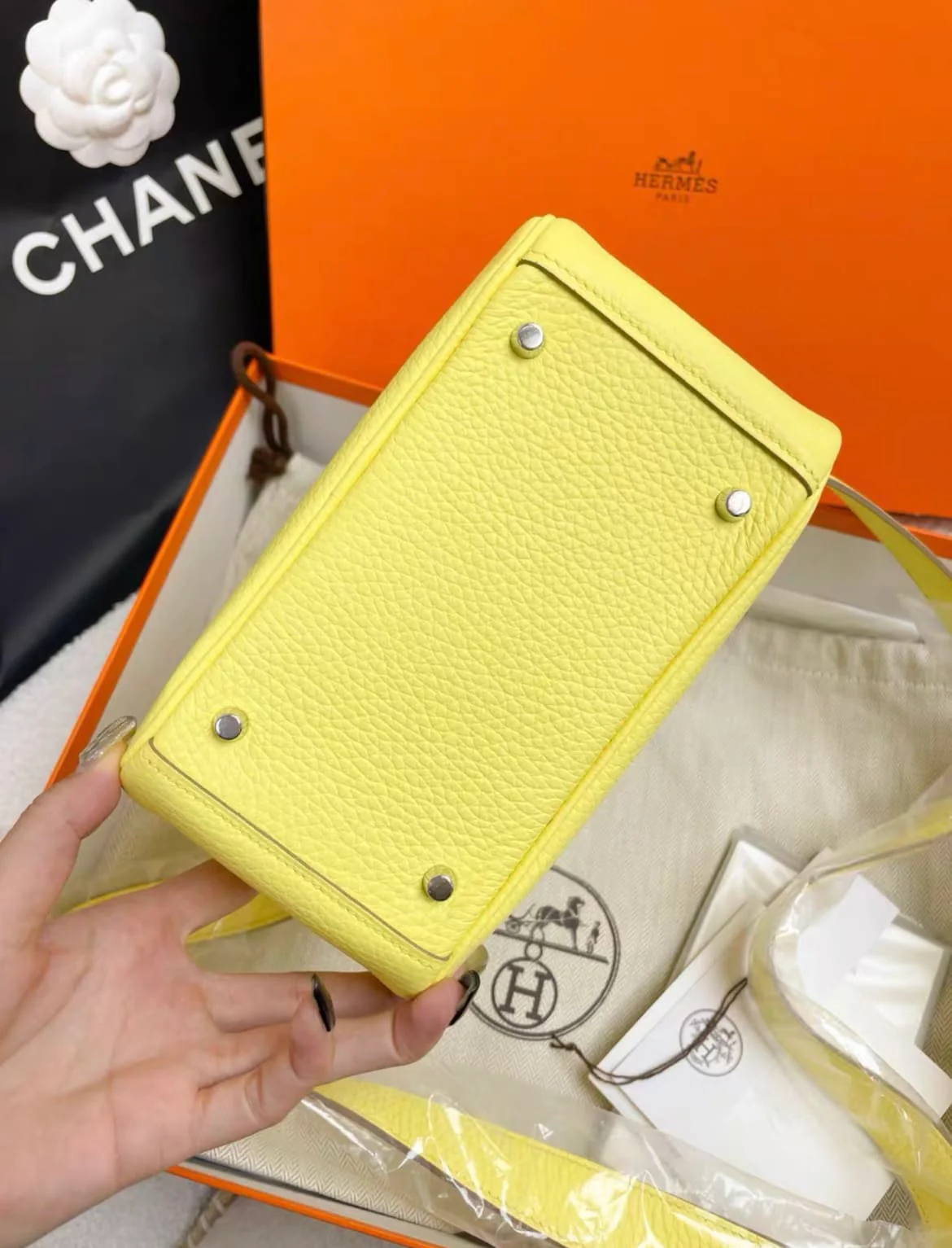 Hermes Mini Lindy 20 Limoncello Clemence Palladium Hardware - Image 4