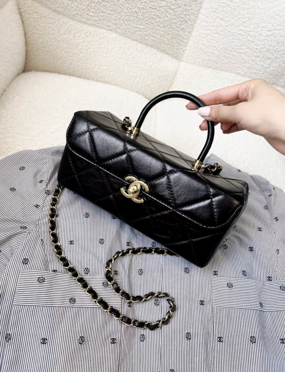 Chanel 23K waxed leather black gold long vanity bag - Image 5