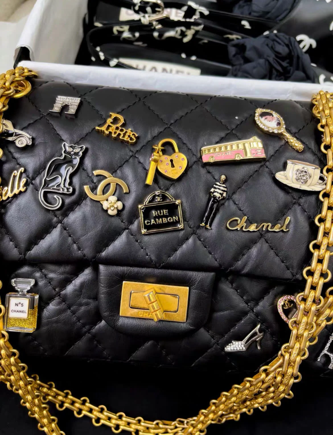 Chanel limited edition badge 2.55 small bag - Image 2