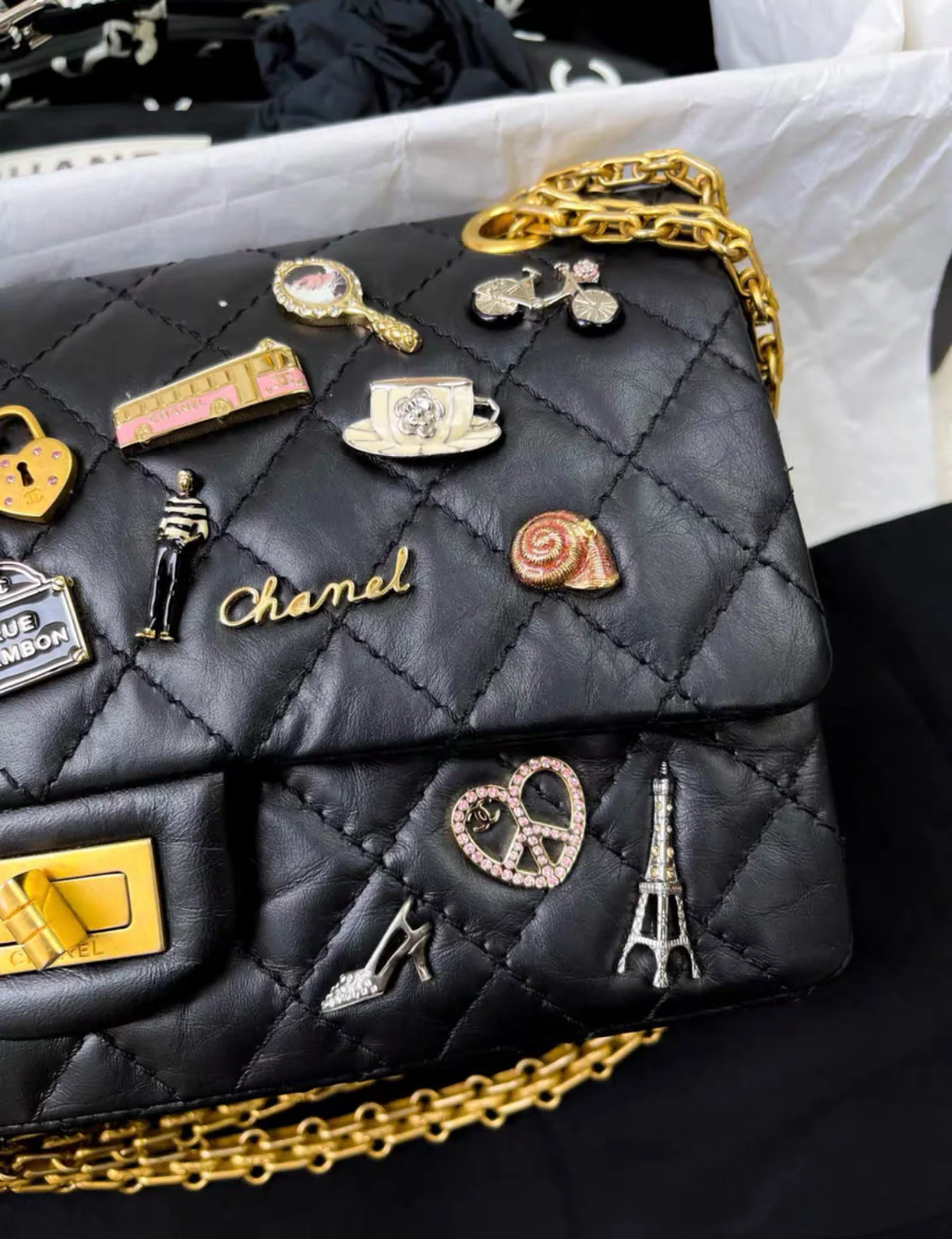 Chanel limited edition badge 2.55 small bag - Image 4