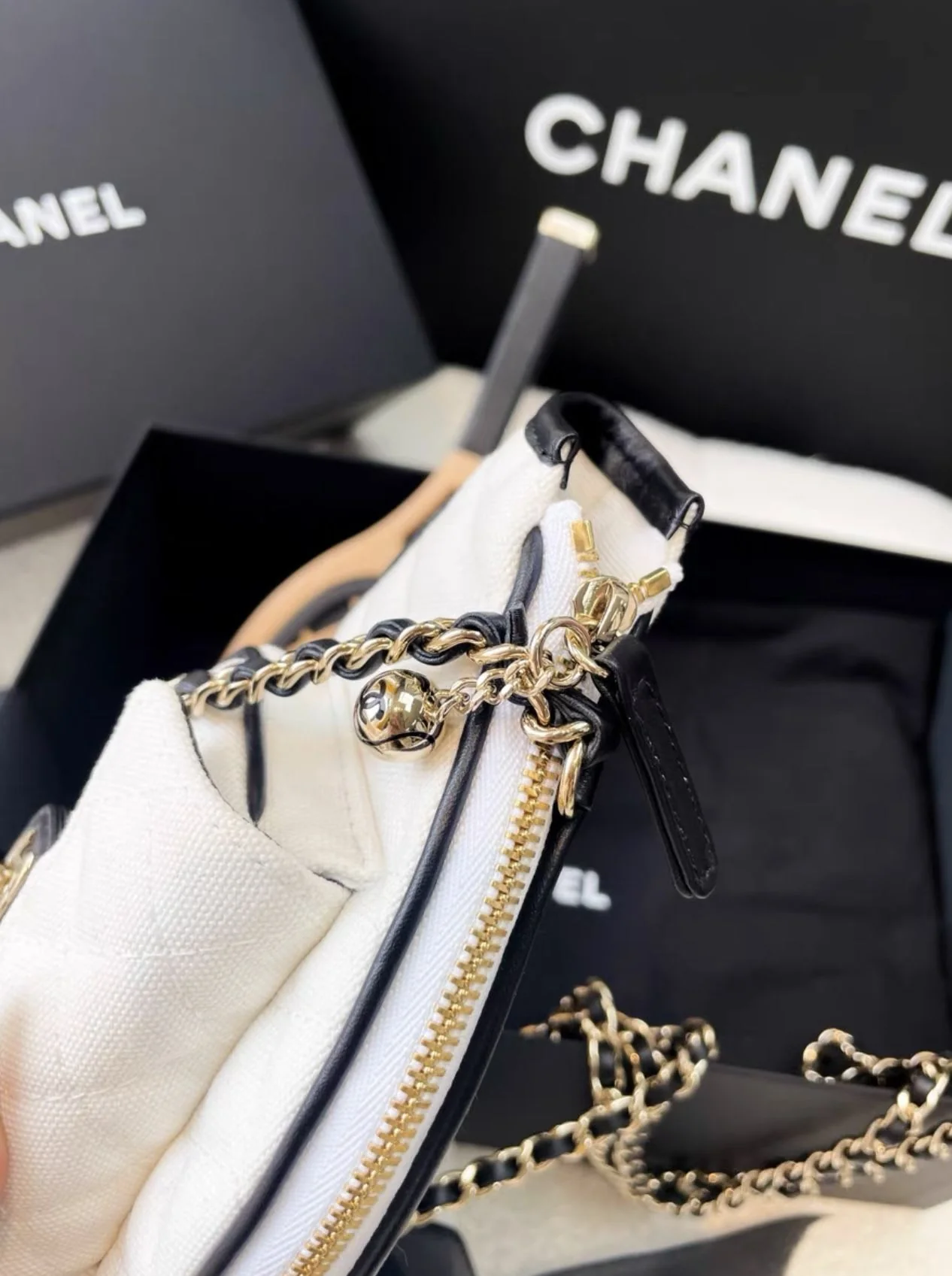 Chanel 23C White Quilted Tennis Racket Mirror *Collector's Piece* - Image 3