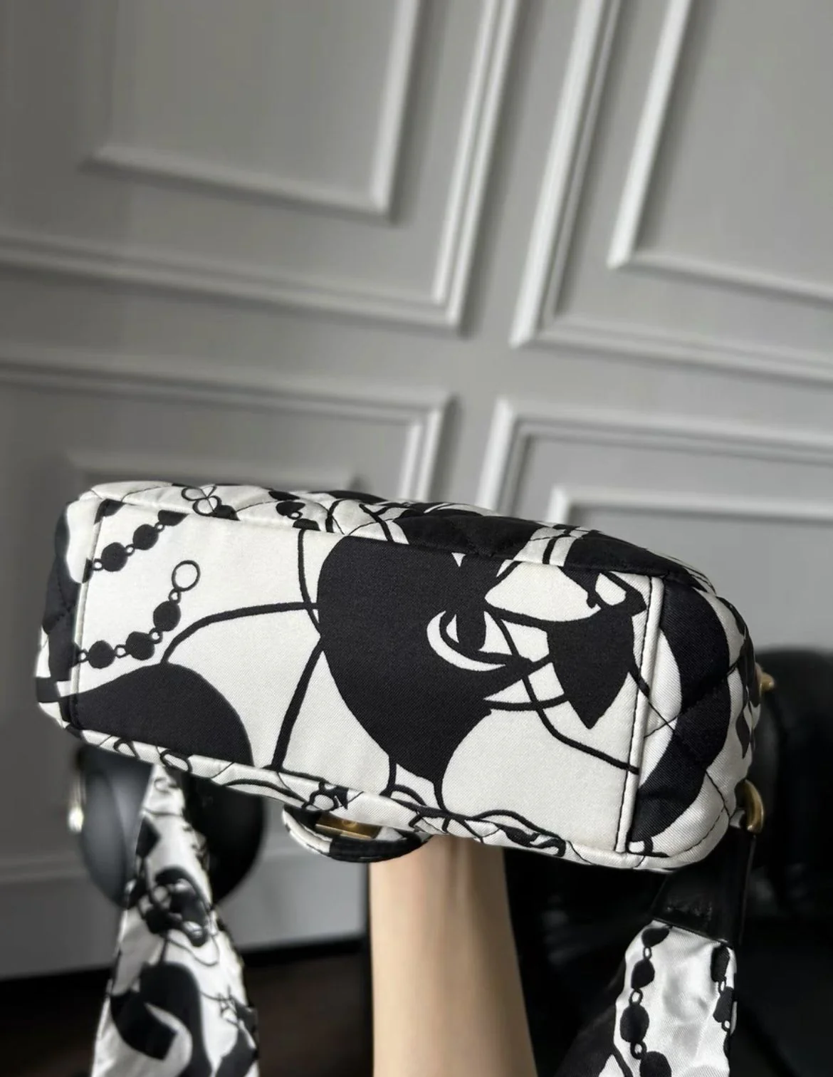 Chanel black and white graffiti bag - Image 4