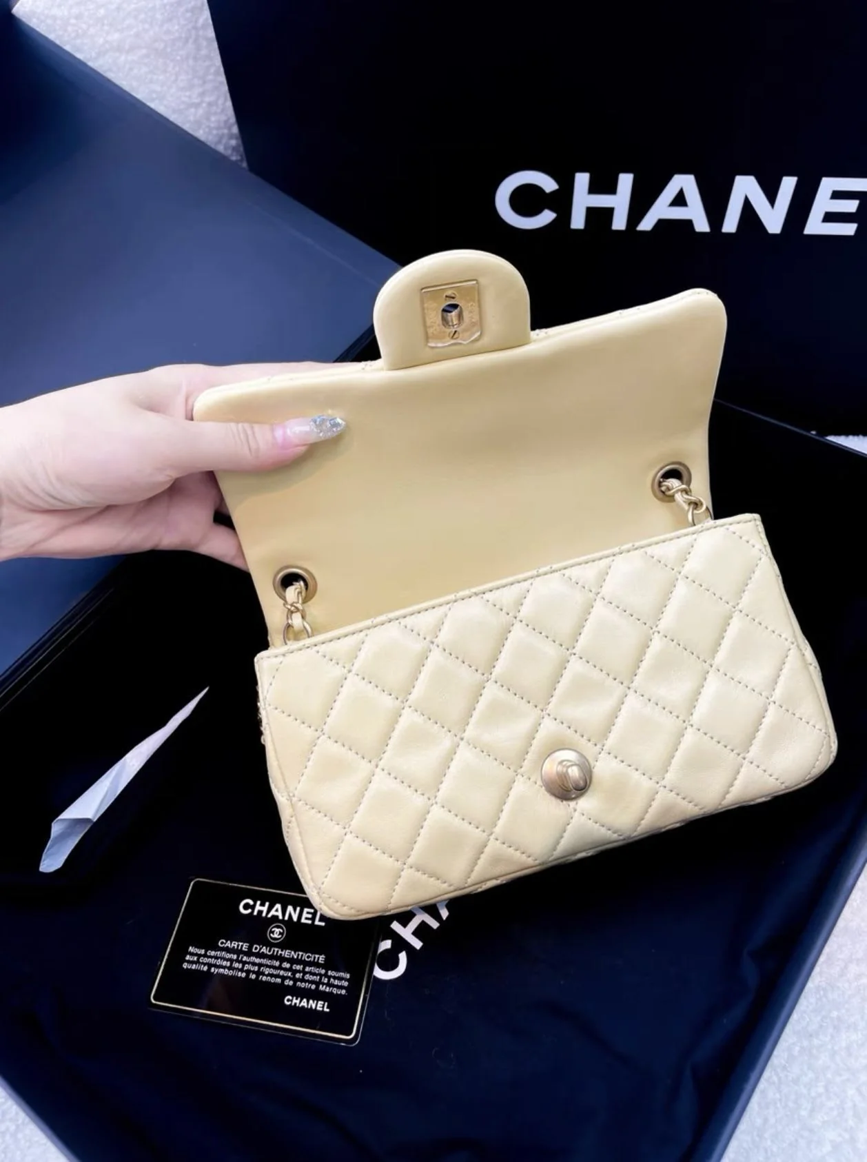 Chanel yellow leather flap bag - Image 3