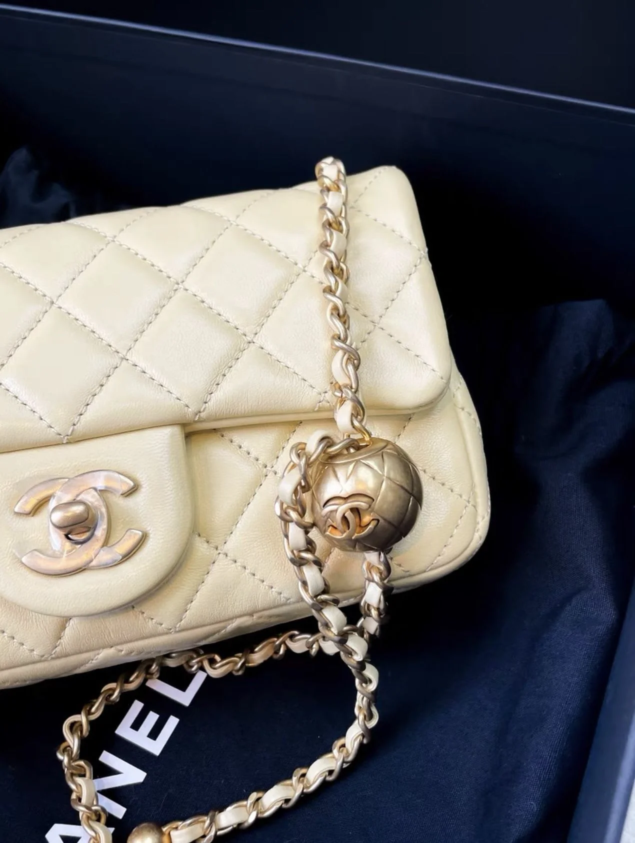 Chanel yellow leather flap bag - Image 5