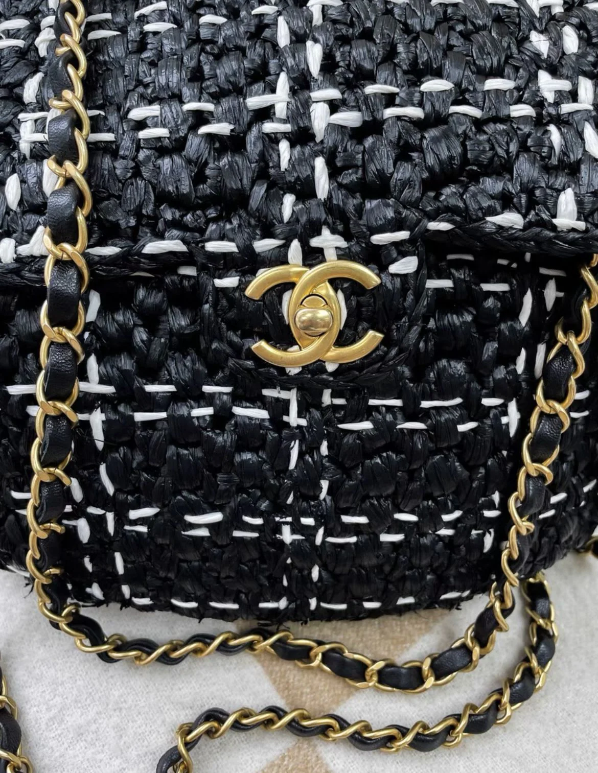 Chanel 23S raffia black and white woven tote bag - Image 4