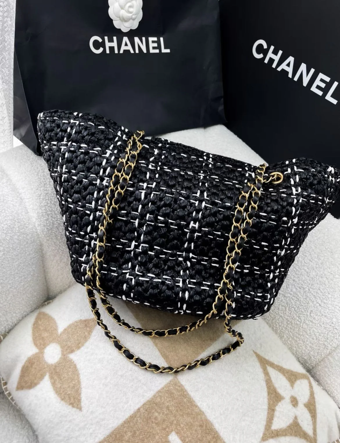 Chanel 23S raffia black and white woven tote bag - Image 5