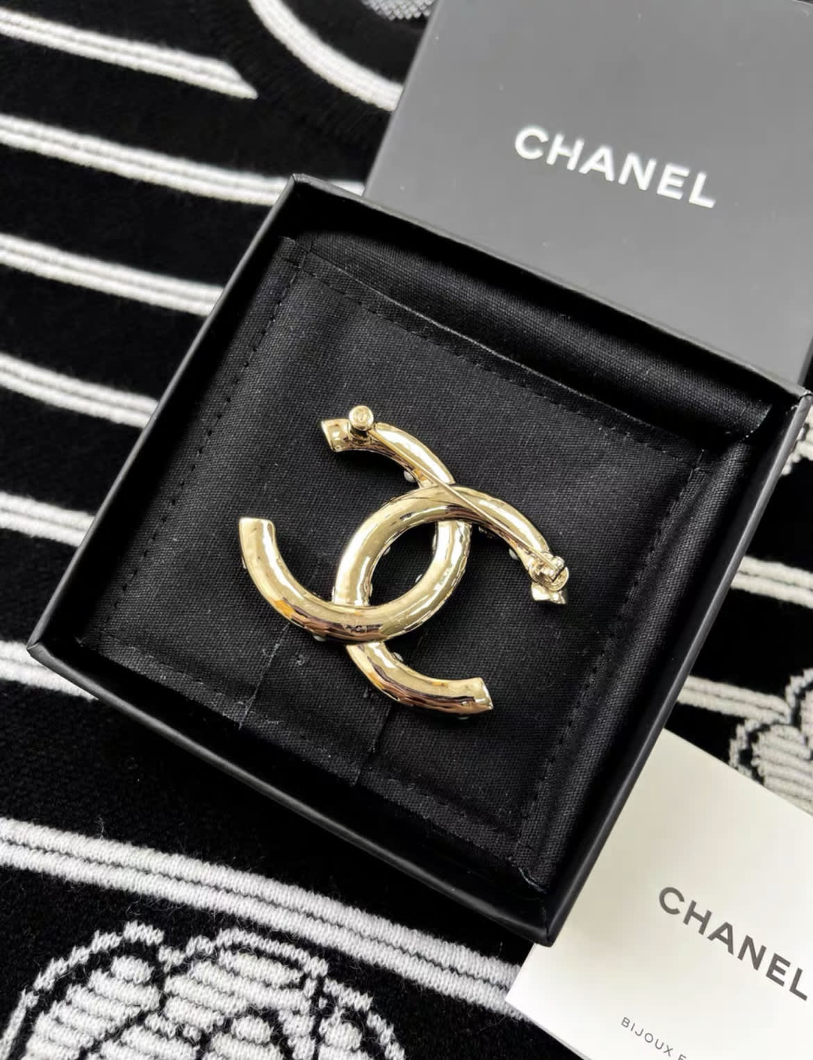Chanel 22SS cherry blossom 🌸 double C gold brooch - Image 3