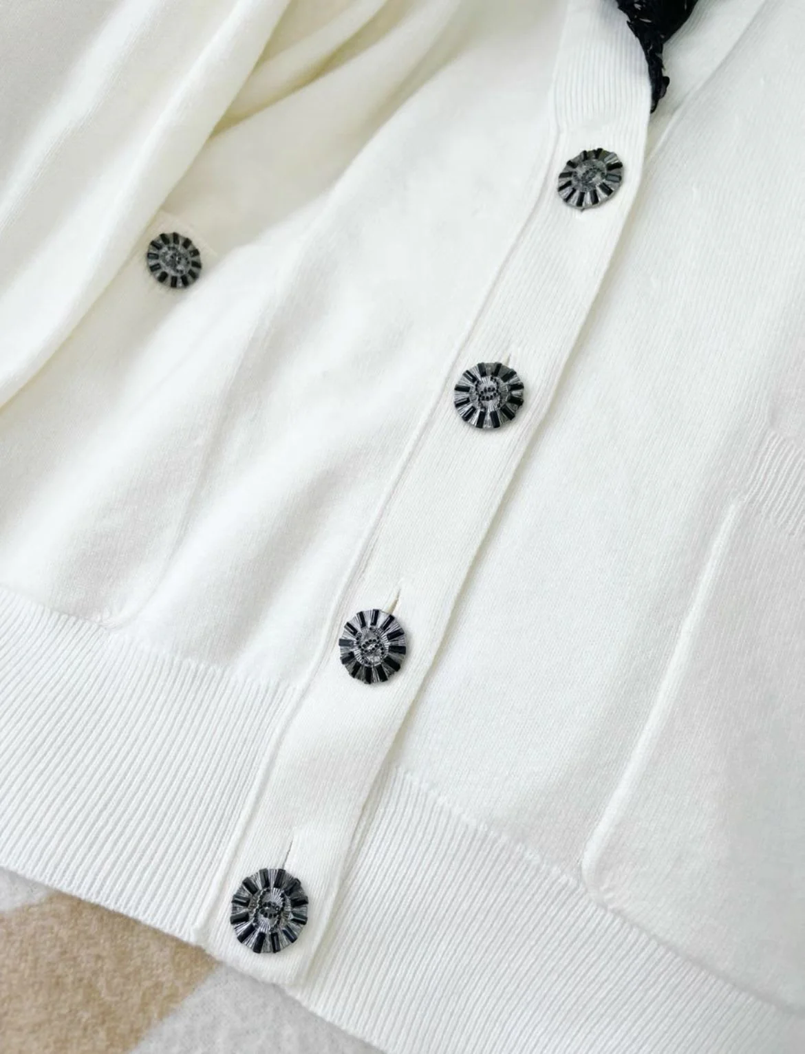Chanel 23S white and black sequin knitted cardigan - Image 3