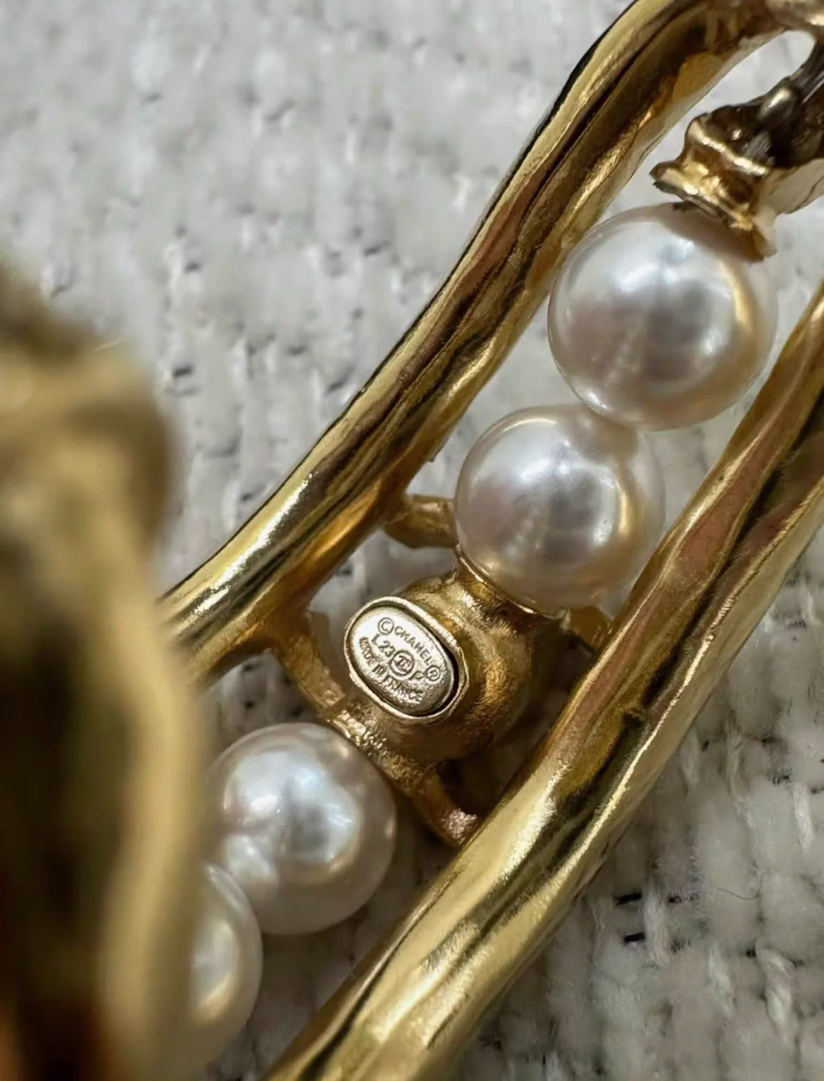 Chanel 23P gold pearl earrings - Image 2