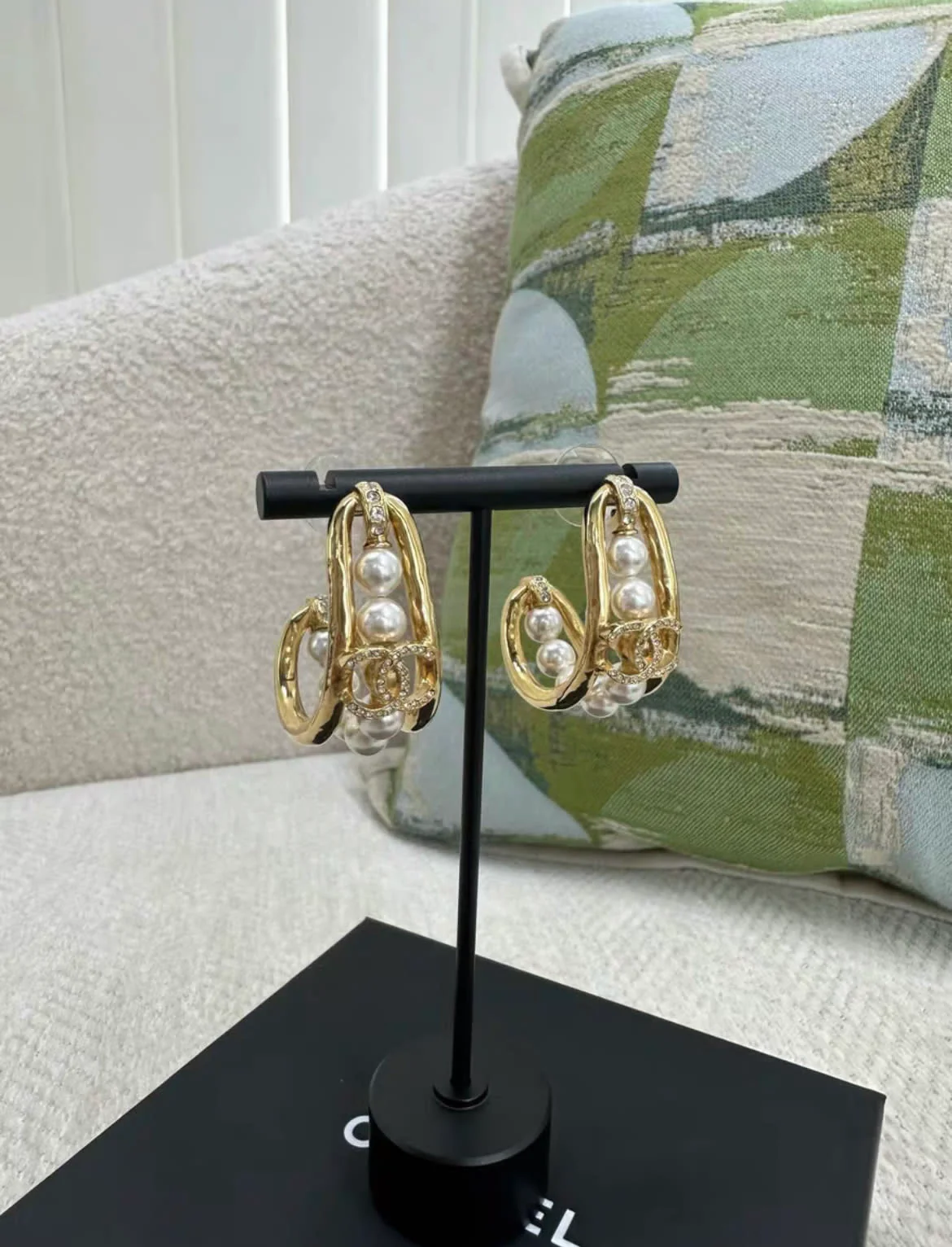 Chanel 23P gold pearl earrings - Image 3