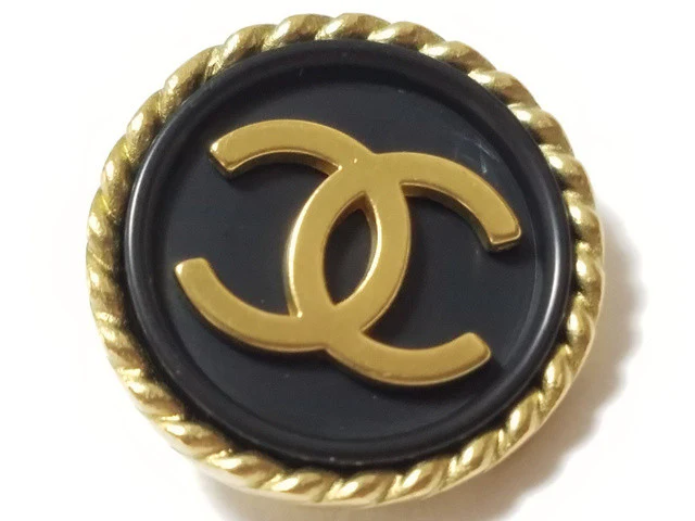 Chanel 1994 Black Gold-Plated Resin Ear Clips - Image 3