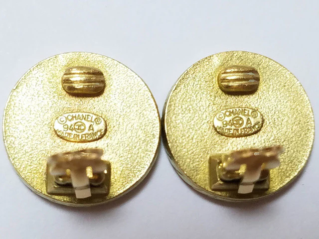 Chanel 1994 Black Gold-Plated Resin Ear Clips - Image 4