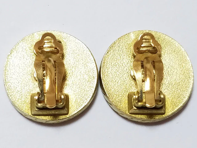 Chanel 1994 Black Gold-Plated Resin Ear Clips - Image 5