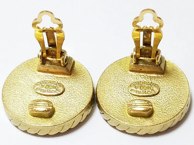 Chanel 1994 Black Gold-Plated Resin Ear Clips - Image 6