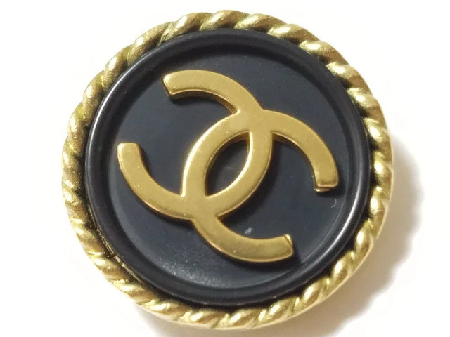 Chanel 1994 Black Gold-Plated Resin Ear Clips - Image 8
