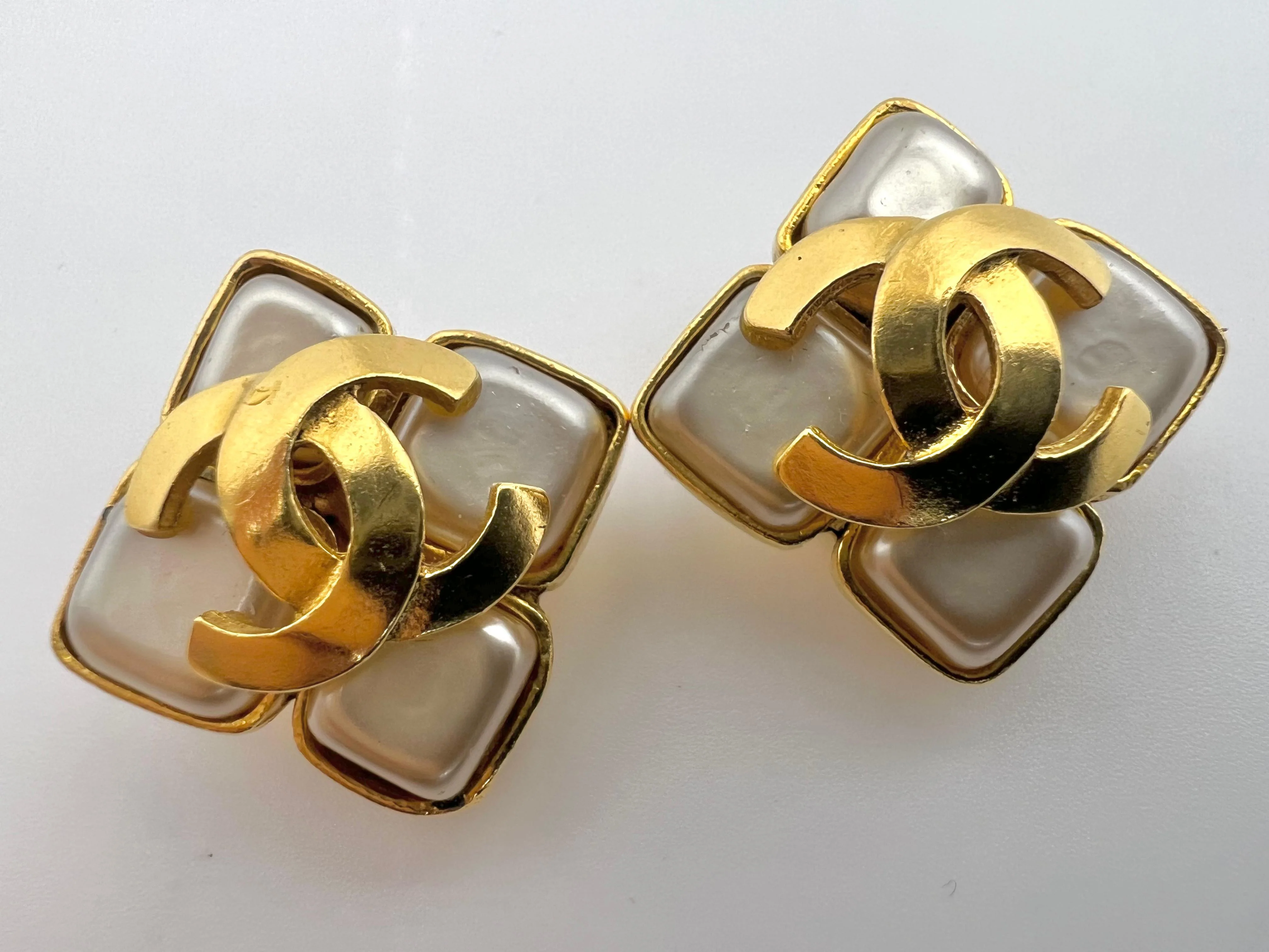 Chanel 1995 Pearl Rhombic Gold Plated Earrings Clip On