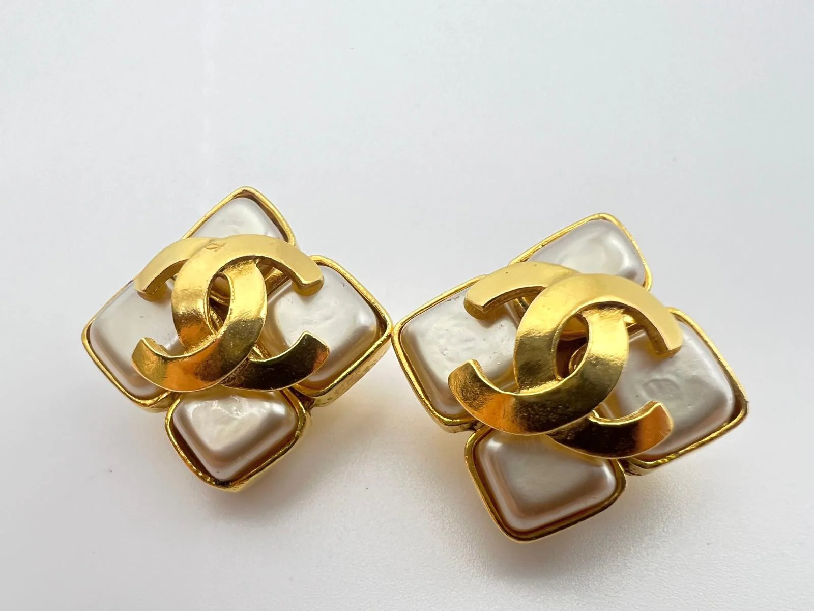 Chanel 1995 Pearl Rhombic Gold Plated Earrings Clip On - Image 2