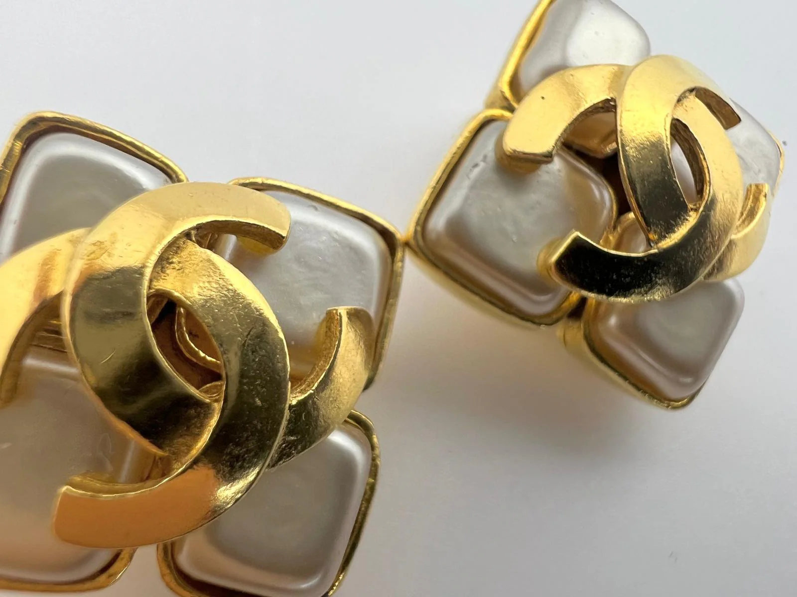 Chanel 1995 Pearl Rhombic Gold Plated Earrings Clip On - Image 5