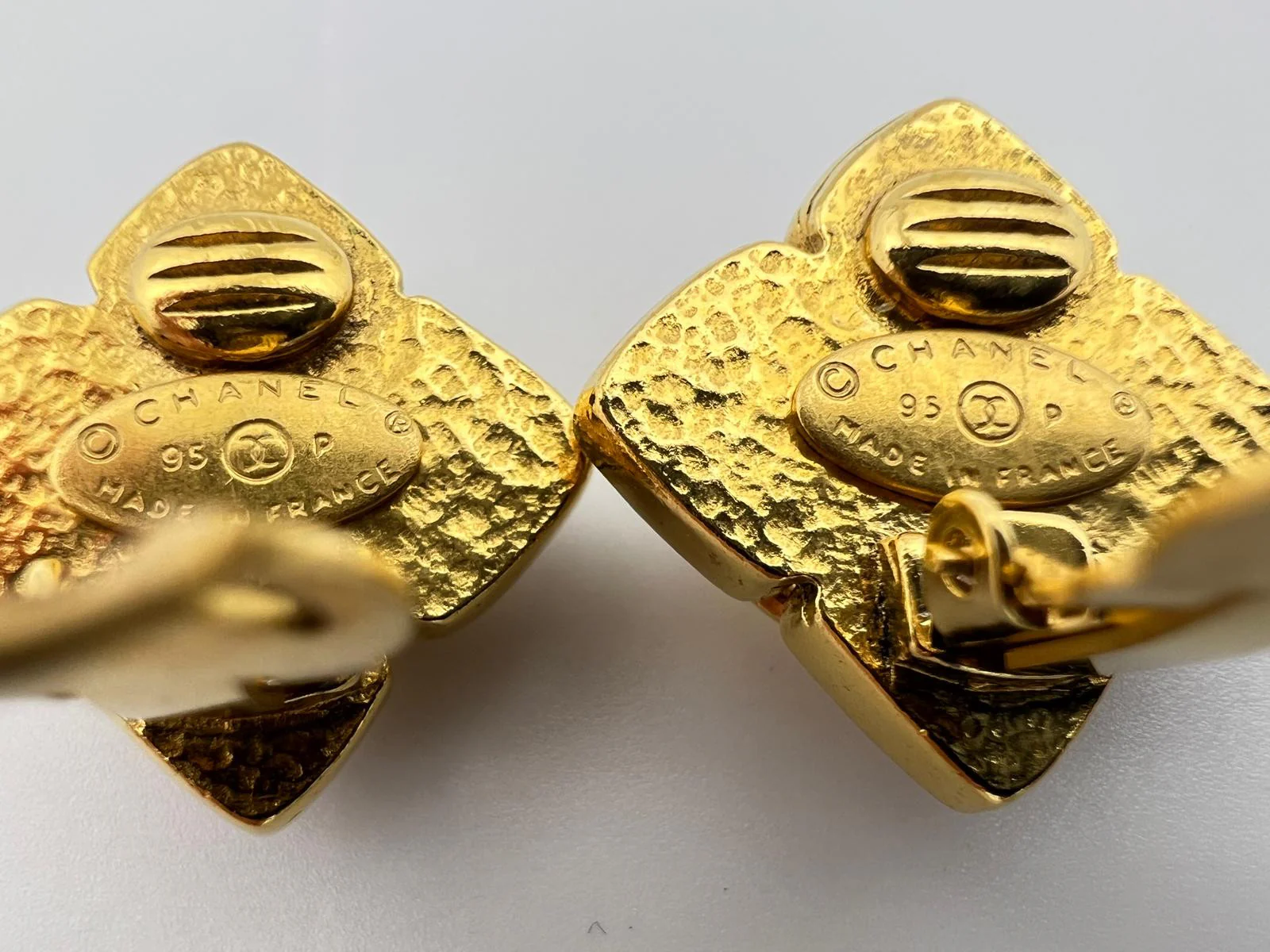 Chanel 1995 Pearl Rhombic Gold Plated Earrings Clip On - Image 6
