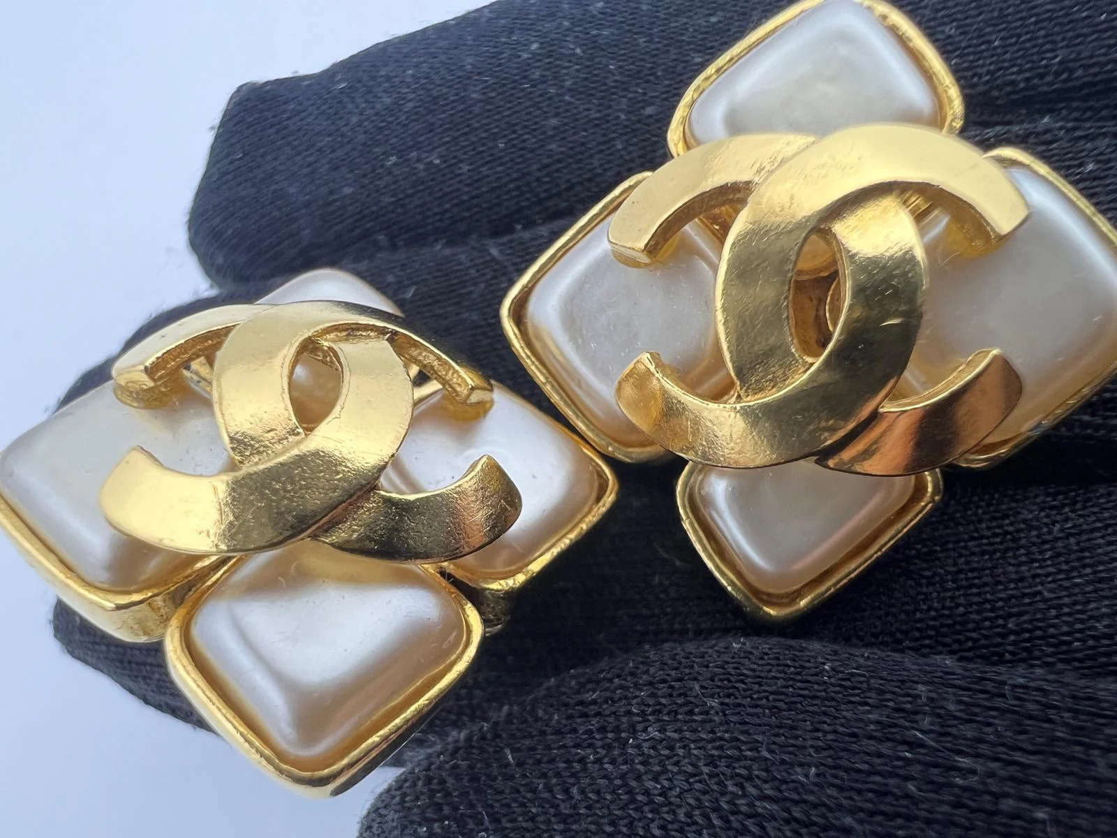 Chanel 1995 Pearl Rhombic Gold Plated Earrings Clip On - Image 8