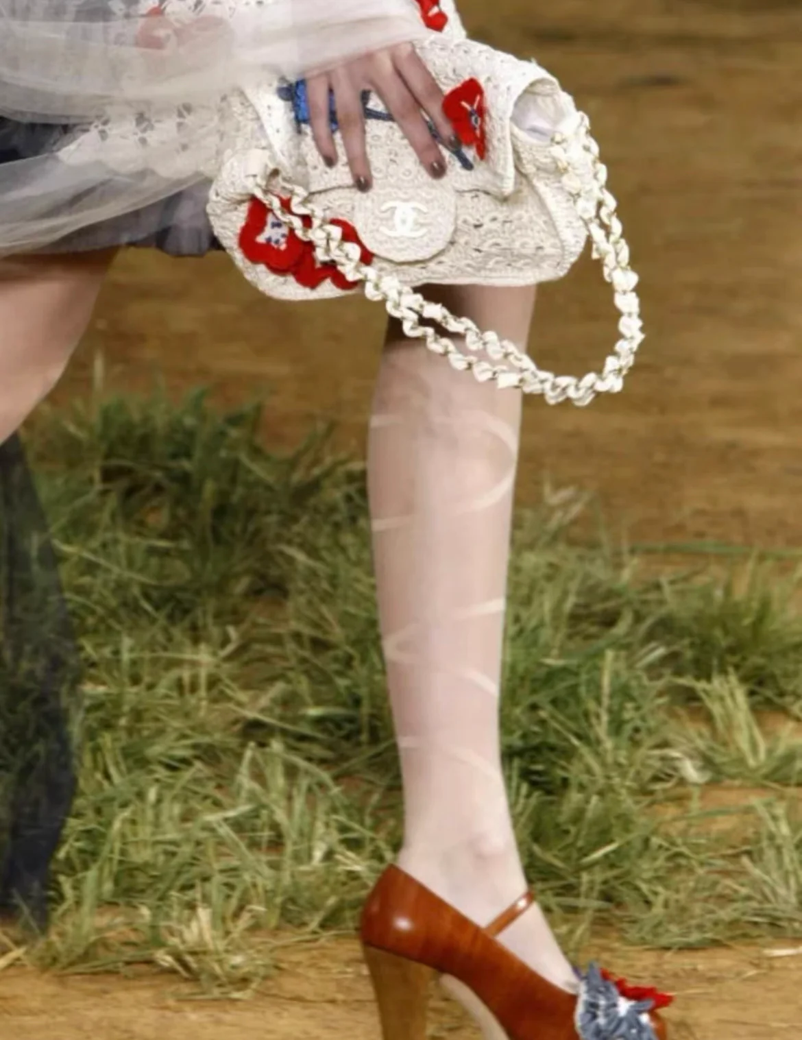 2010 Chanel Crochet Flowers Ivory Chain Flap Bag - Image 3