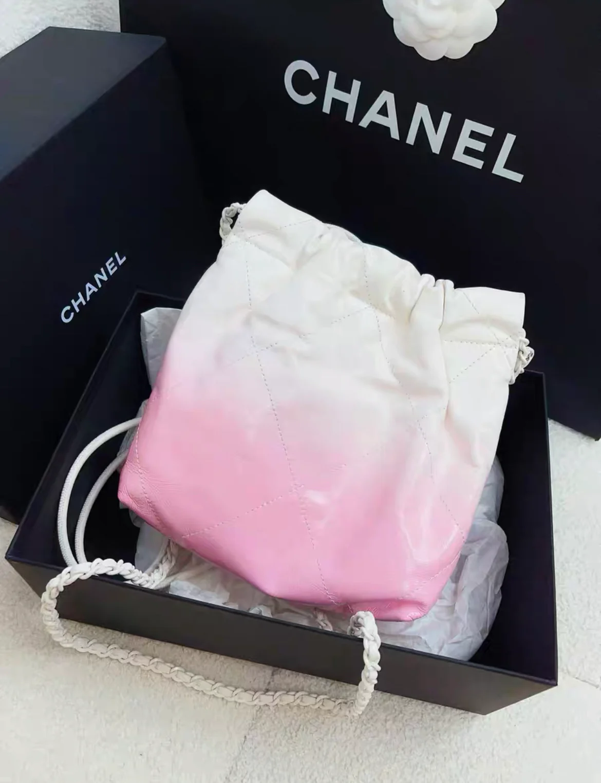24S Chanel 22 Mini Handbag Patent calf leather with gradient and lacquered metal, White & Light Pink - Image 4