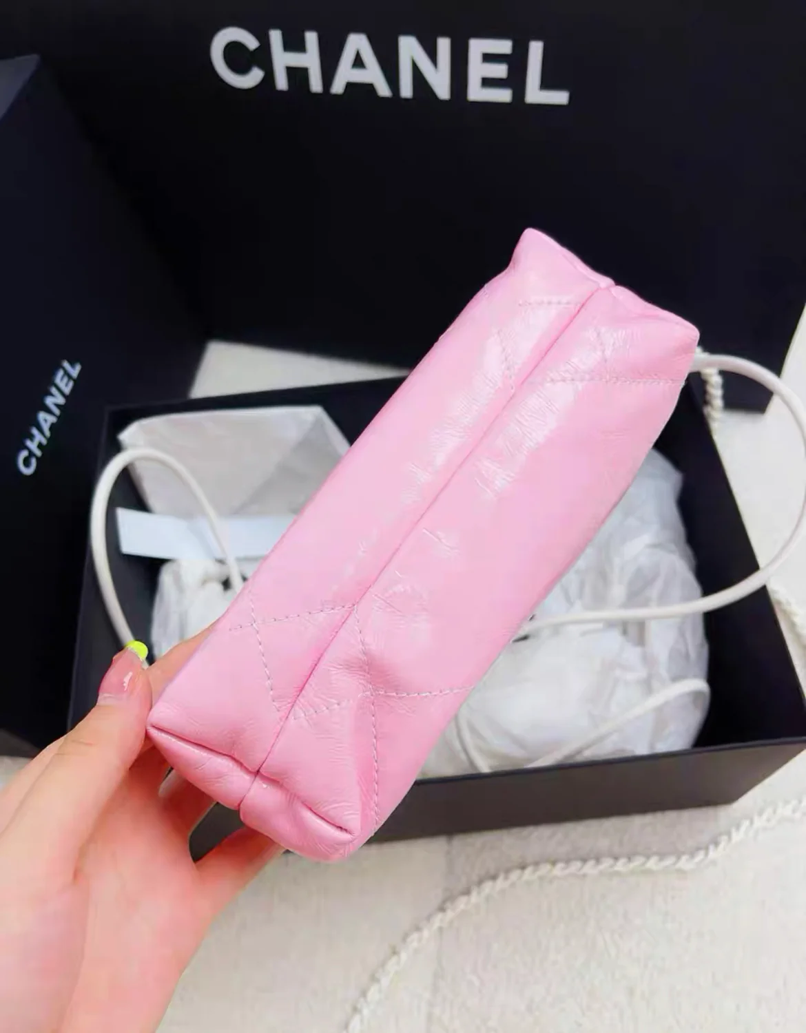 24S Chanel 22 Mini Handbag Patent calf leather with gradient and lacquered metal, White & Light Pink - Image 5