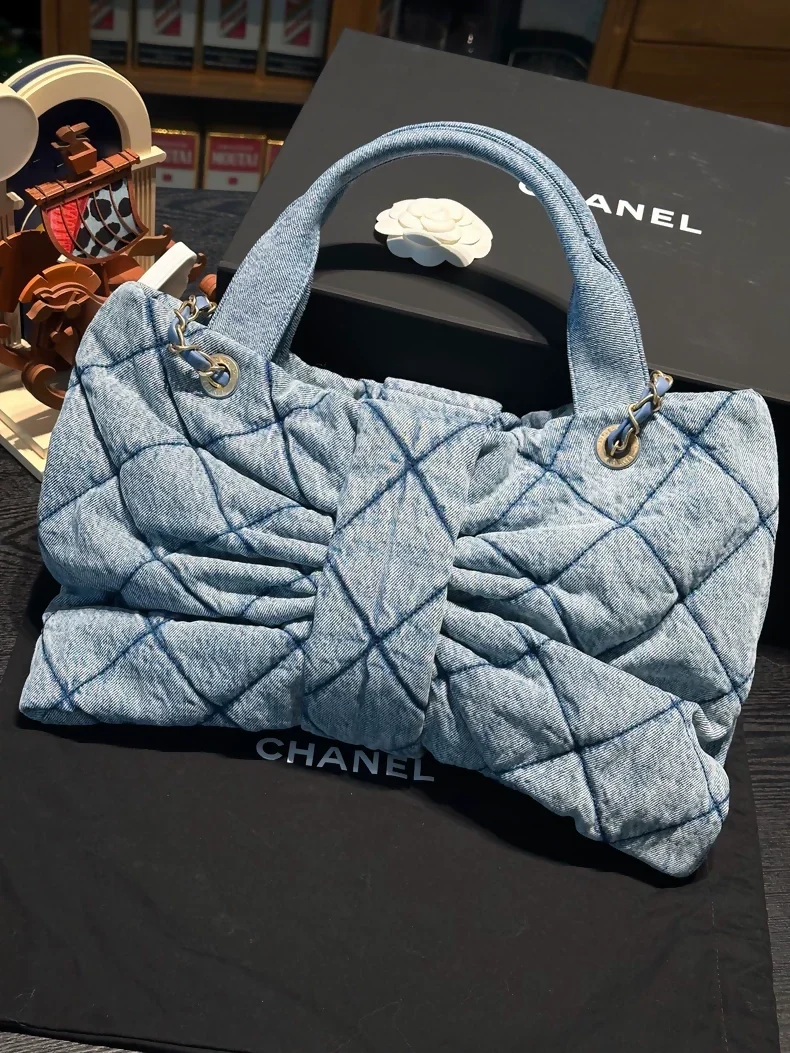 Chanel 25 light blue denim bow bag with gold hardware chain - Image 2