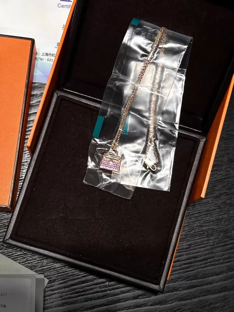 Hermès Kelly bag diamond and pink sapphire pendant necklace - Image 3