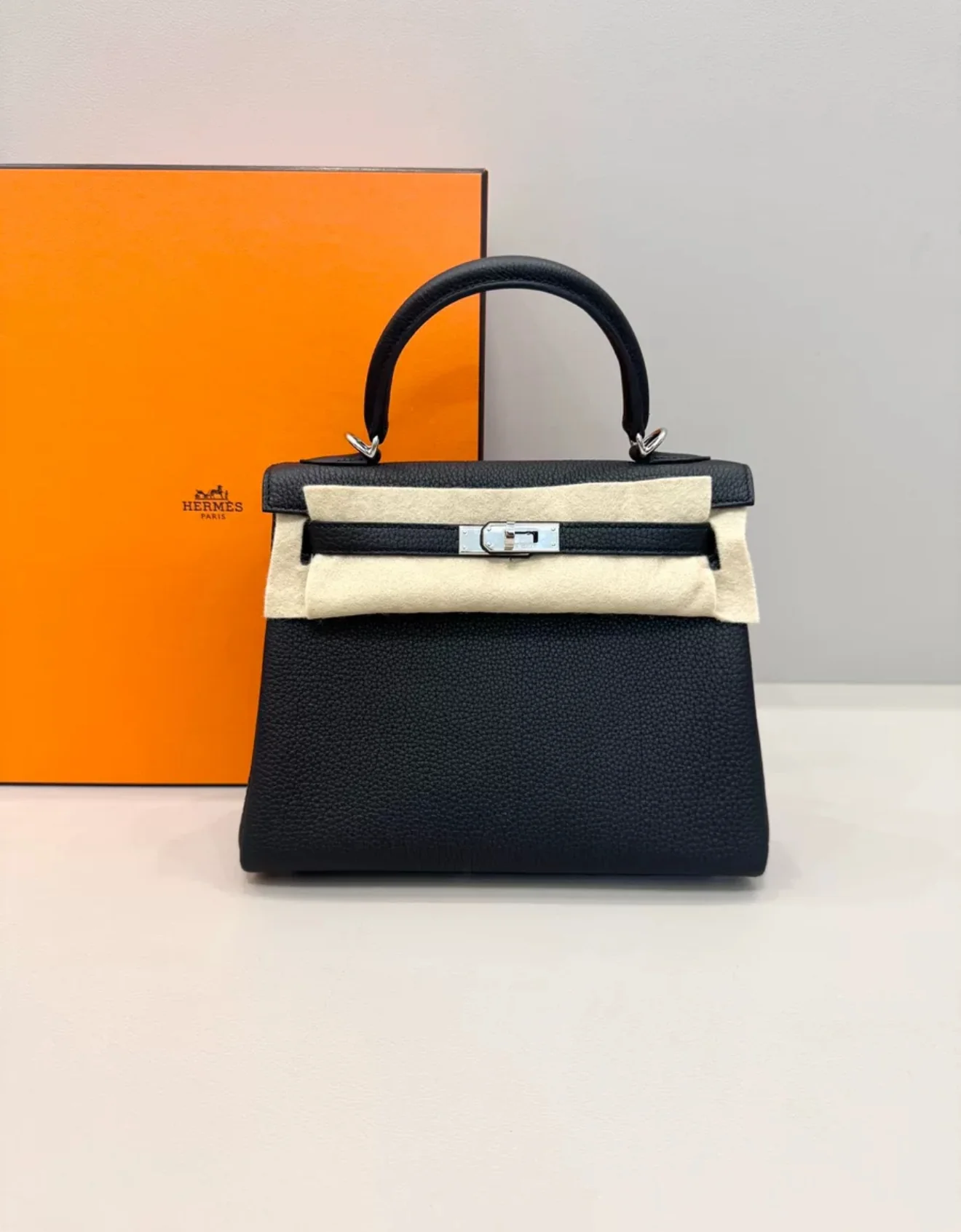 HERMÈS Kelly 25 Noir Togo Leather Palladium Hardware