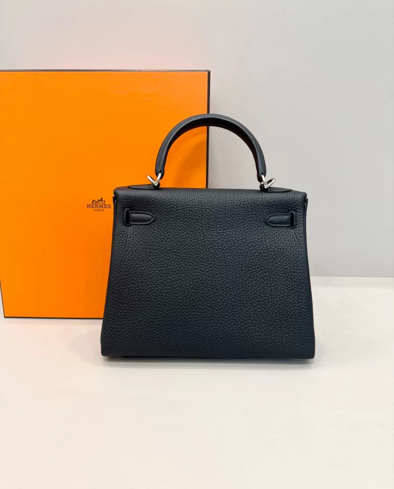 HERMÈS Kelly 25 Noir Togo Leather Palladium Hardware - Image 2