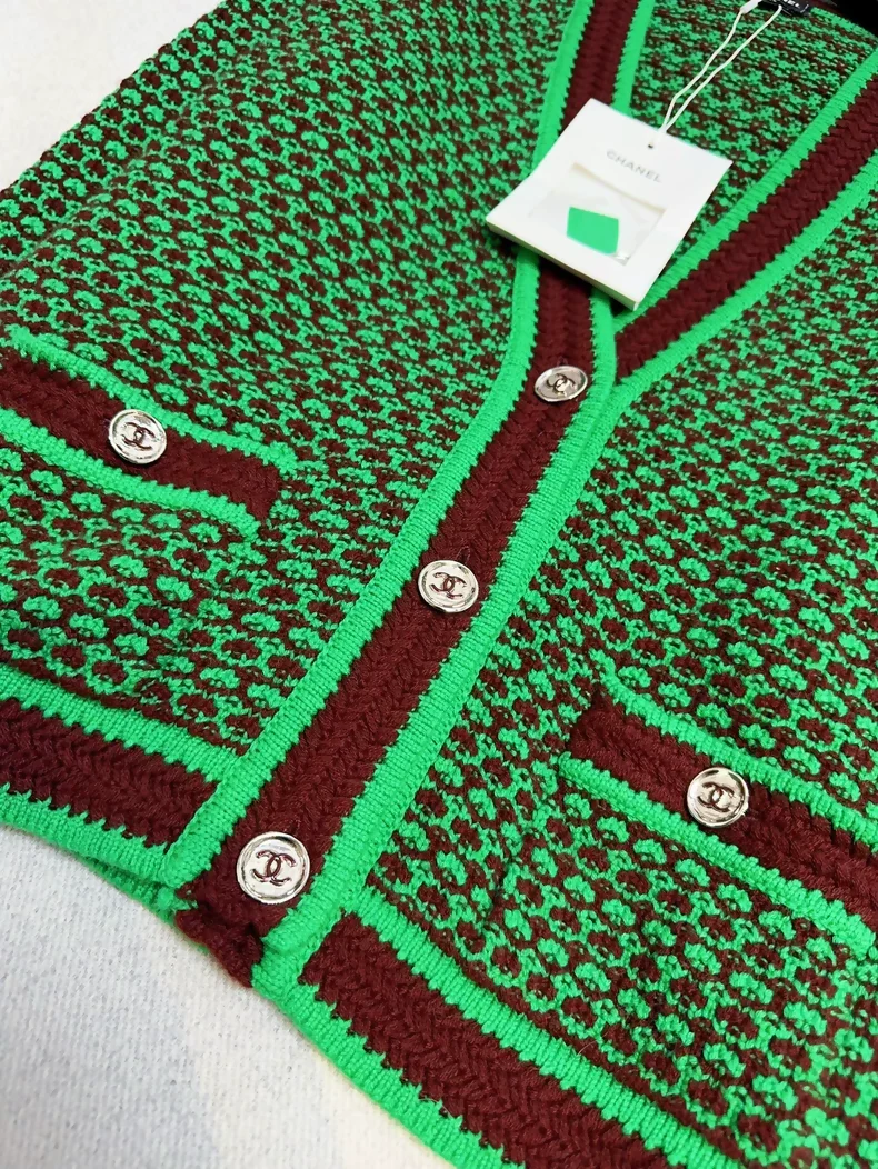 Chanel 23A Green Bordeaux Cardigan - Image 3