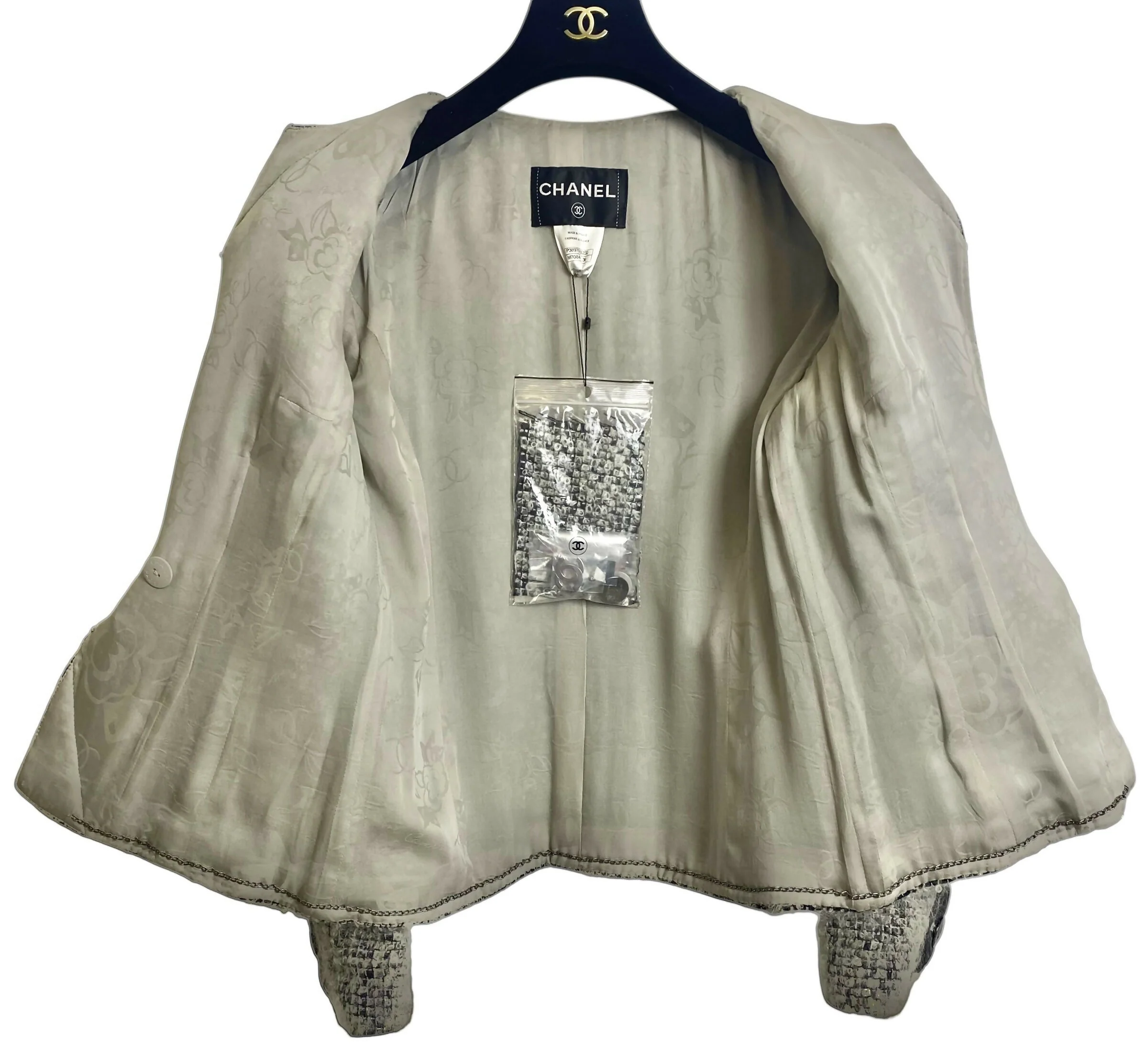 Chanel 10A Shanghai Shearling Tweed CC Grey Black Leather Trim Jacket Coat FR 36 - Image 8