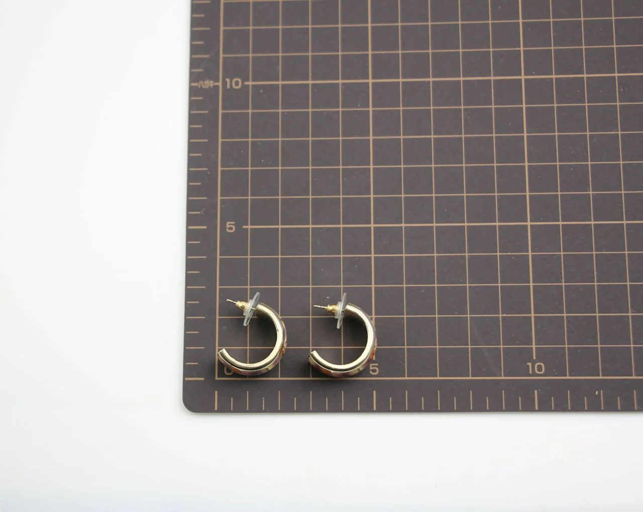 Chanel 16C Metal Purple Gradient Curved Stud Earrings - Image 10