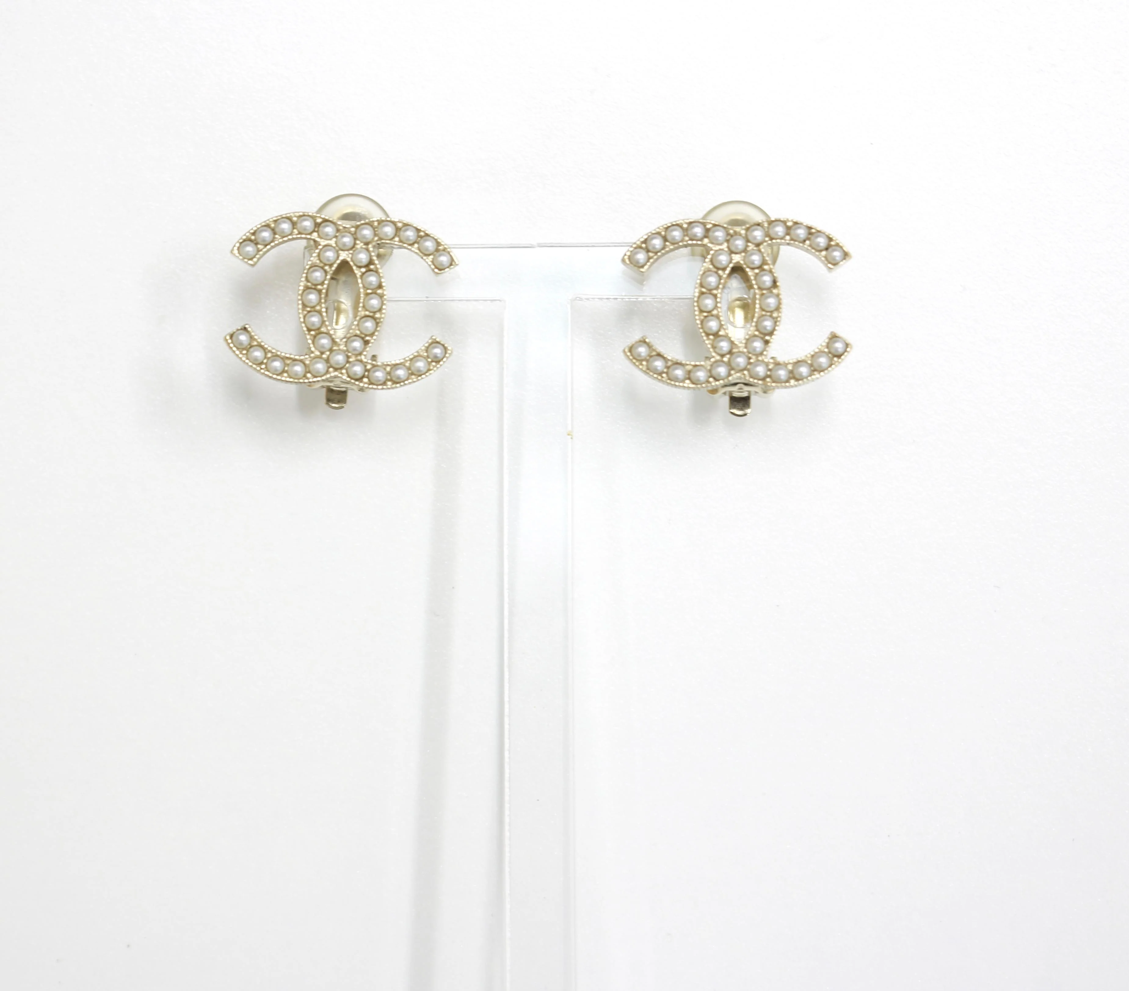 Chanel 17A Imitation Pearl White Cc Large Earrings - Image 3
