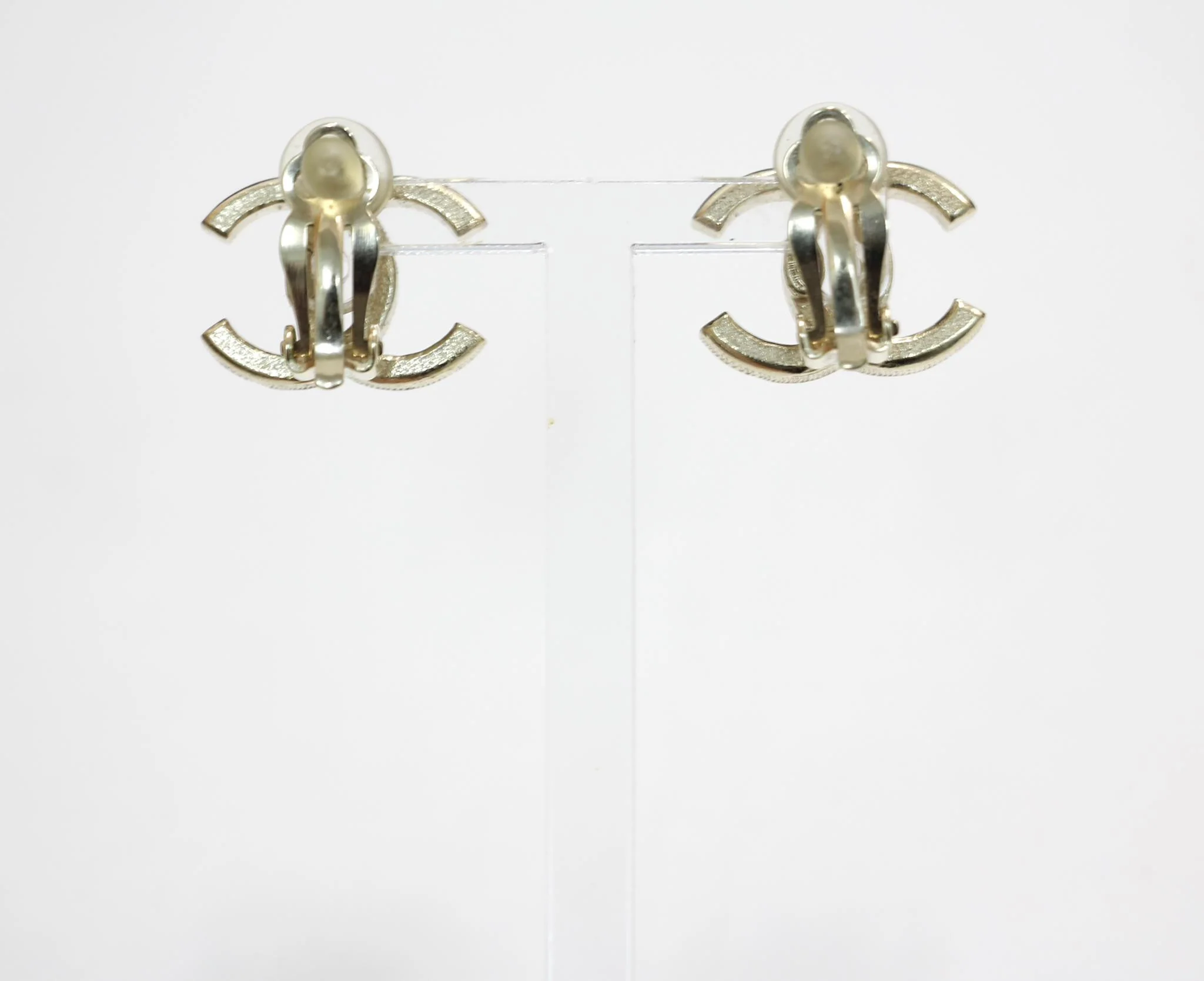 Chanel 17A Imitation Pearl White Cc Large Earrings - Image 4