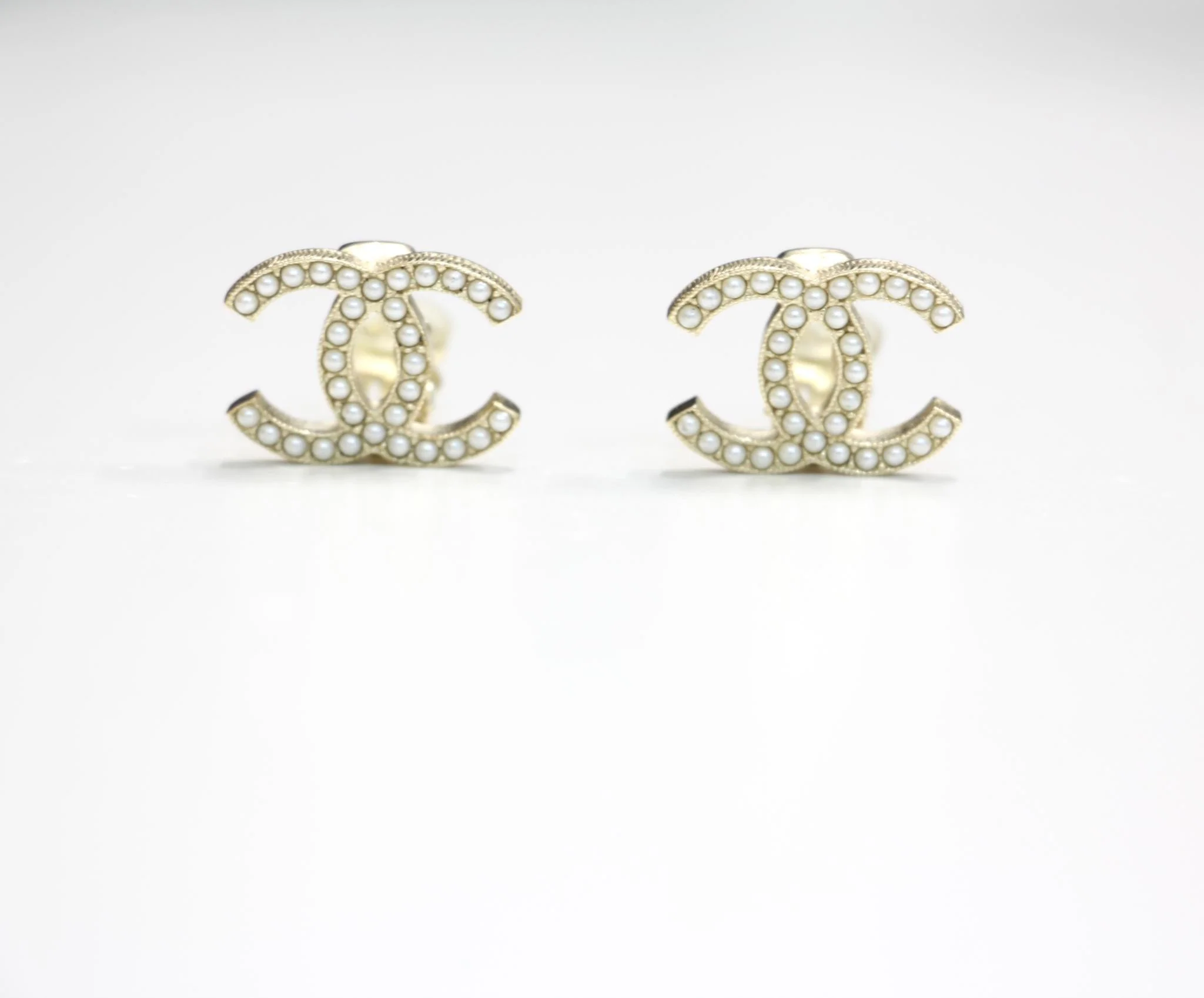 Chanel 17A Imitation Pearl White Cc Large Earrings - Image 7