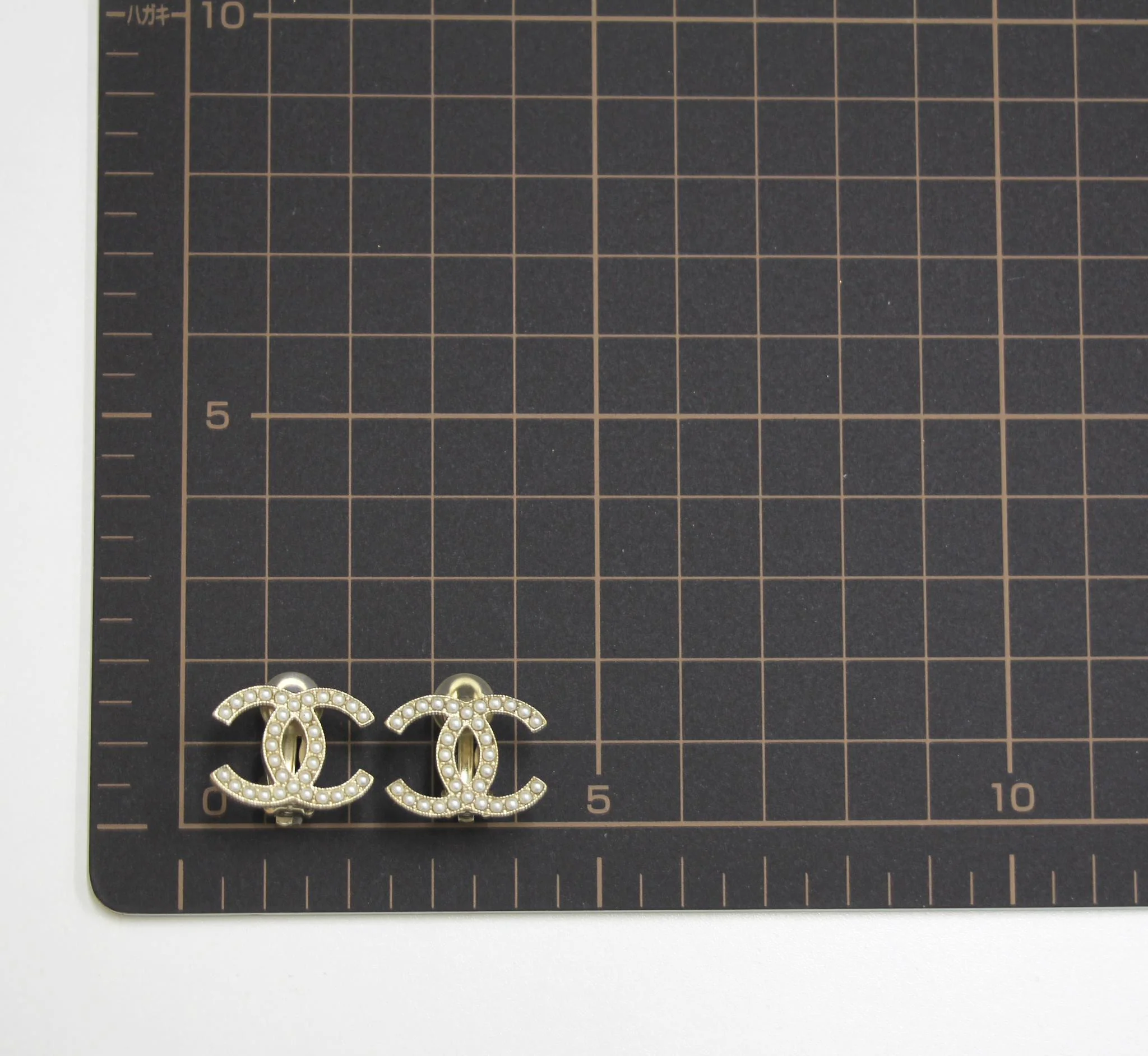 Chanel 17A Imitation Pearl White Cc Large Earrings - Image 9