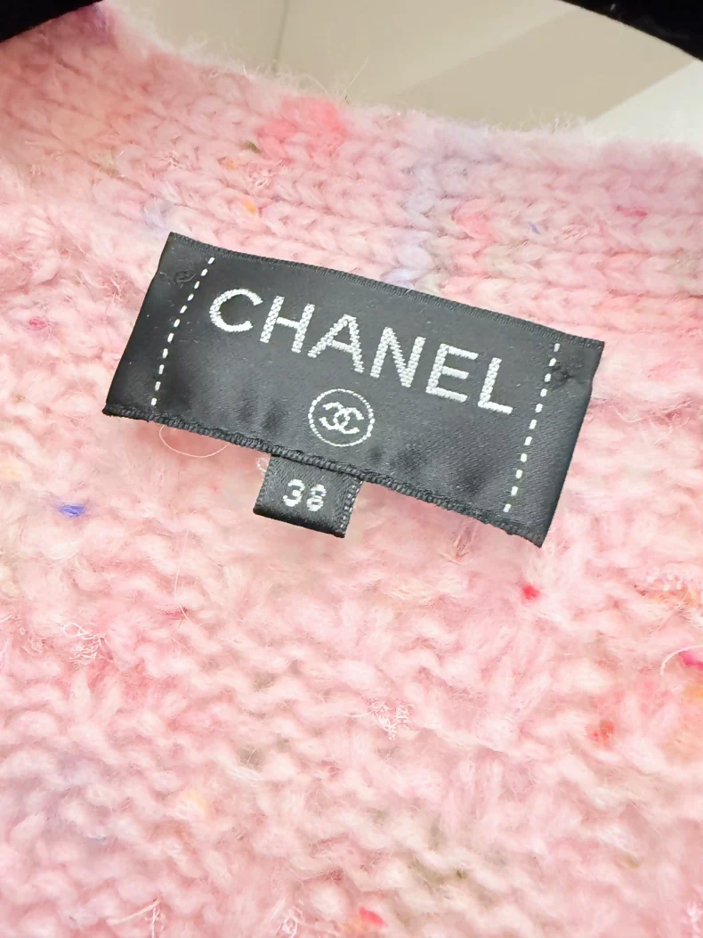 Chanel 17A pink cashmere tweed cardigan - Image 5