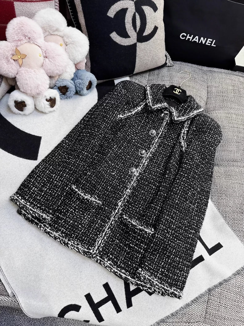 Chanel 17K Black and White Tweed Pearl-Buttoned Jacket - Image 3