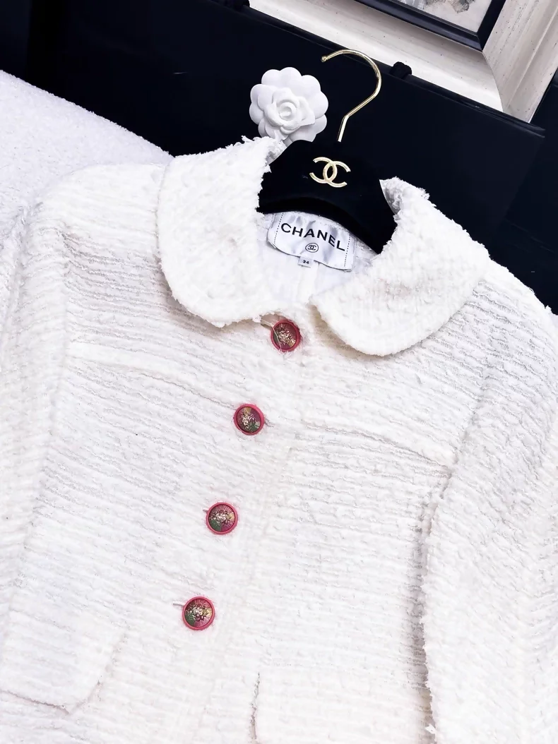 Chanel 17P white tweed jacket with pink lion button - Image 2