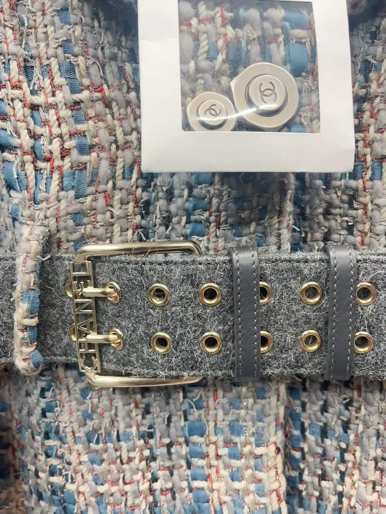Chanel 18A colorful tweed cape jacket - Image 3