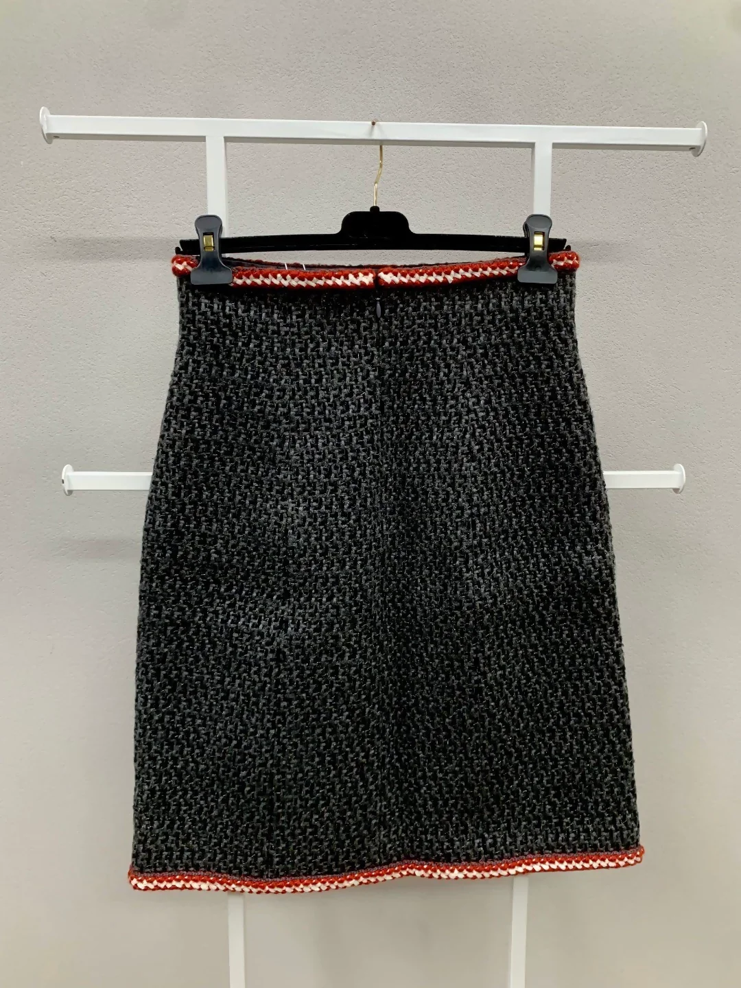 Chanel 18 gray-red tweed skirt - Image 2