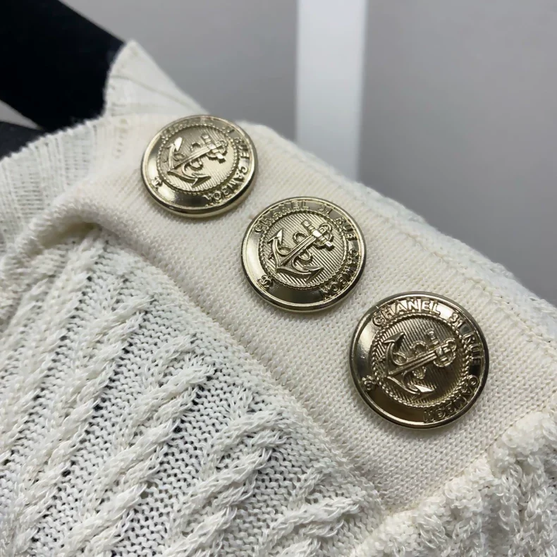 Chanel 18A off-white sweater - Image 4